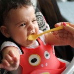 valentina-comiendo-y-haciendo-muecas-3