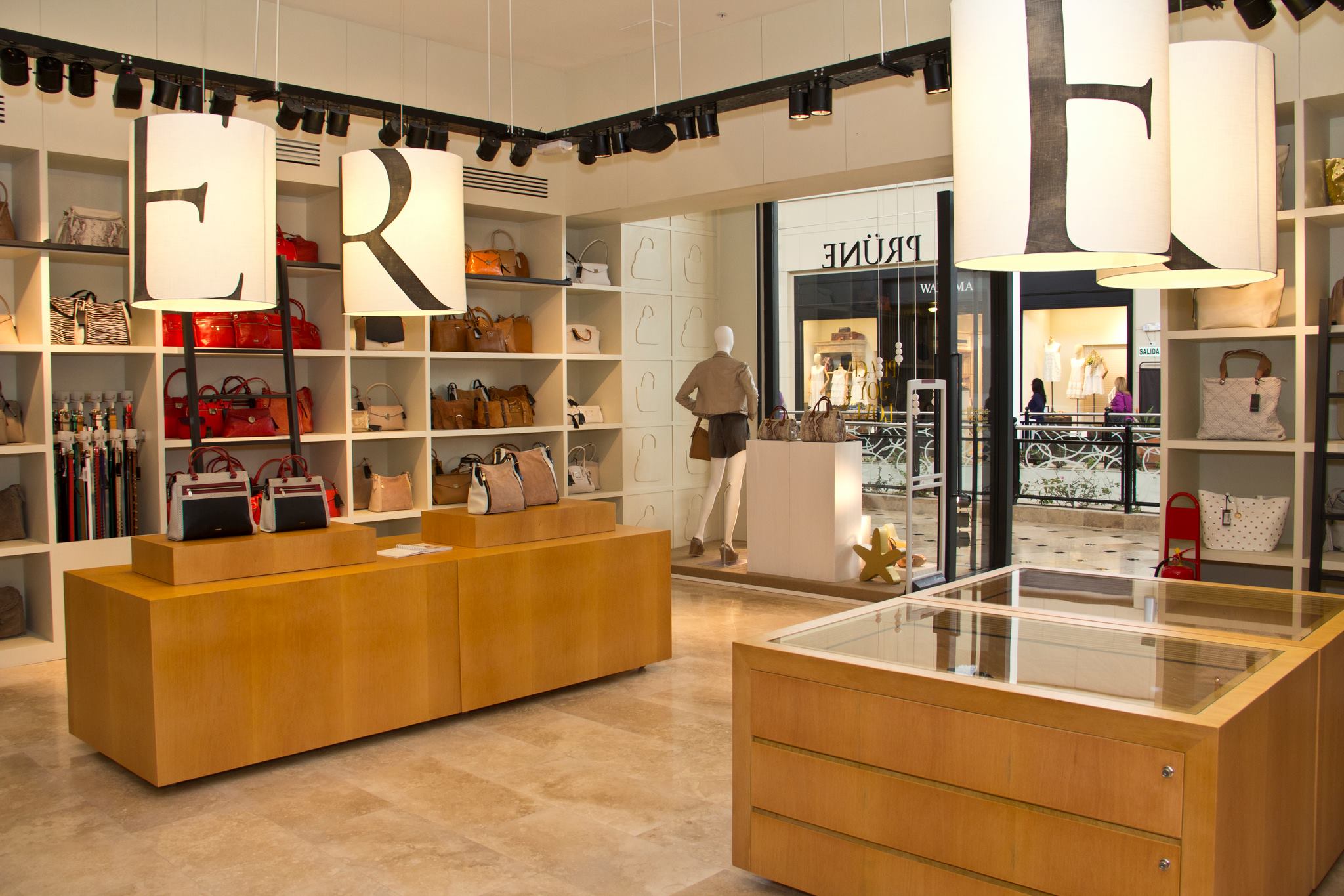 tienda fila en jockey plaza