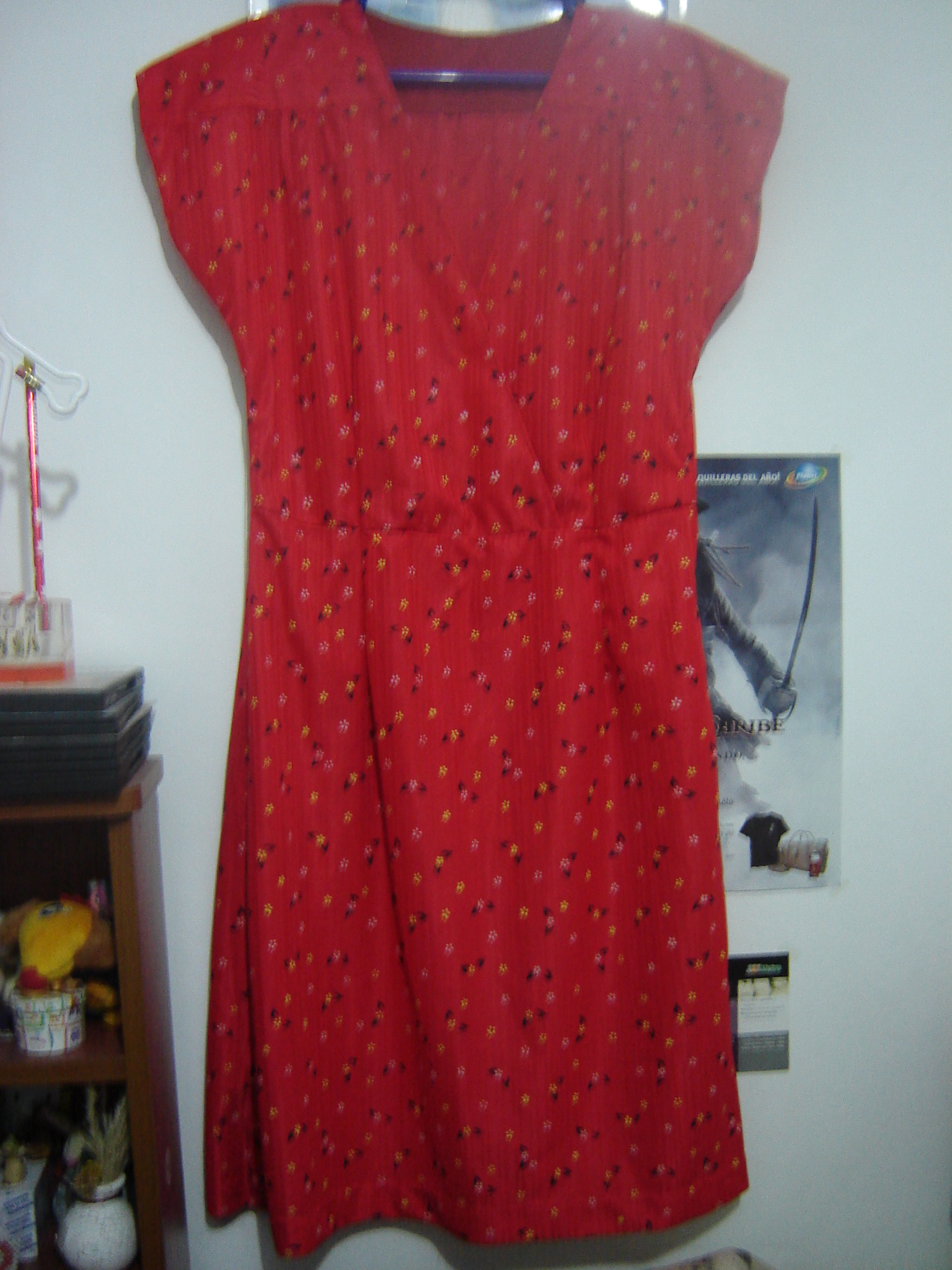 Acompañando los vestidos.