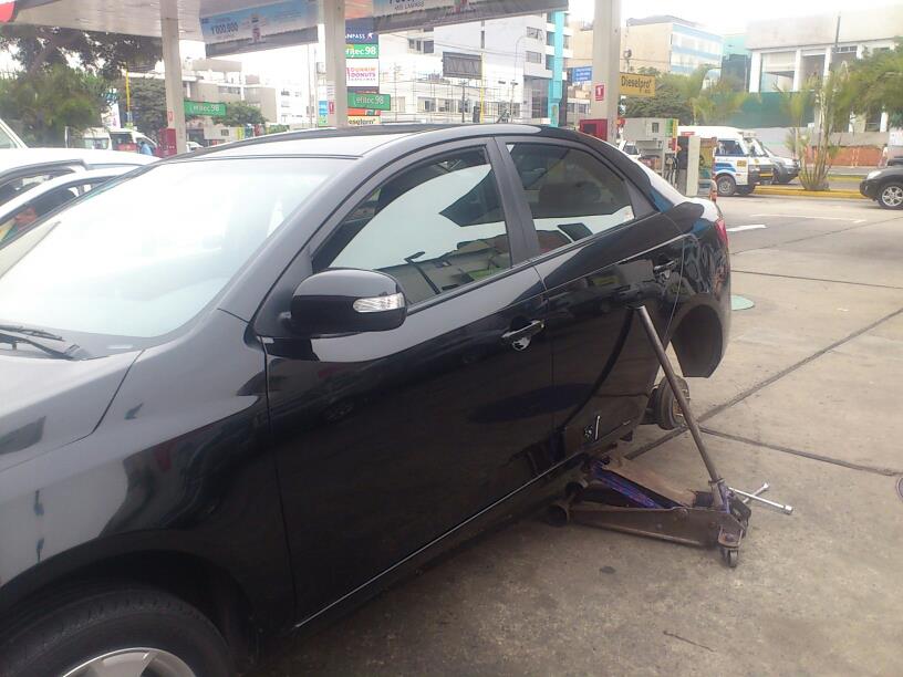 Para mujeres todopoderosas: Cómo cambiar la llanta de un auto